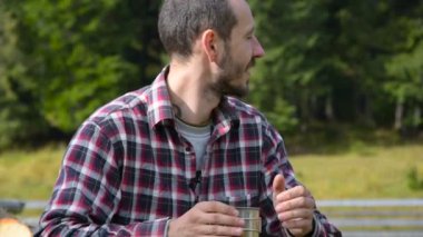 adam keskinleştirmek Dağları'nda bir balta