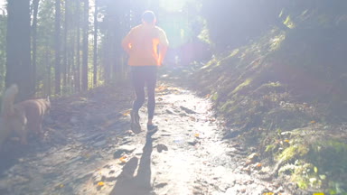 dağ orman içinde koşan adam. İz çalışan.