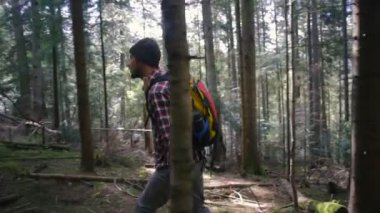 adam sırt çantası ile ormanda hiking