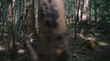 adam sırt çantası ile ormanda hiking