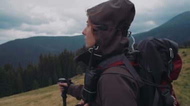 dağlarda hiking Genç beyaz kadın