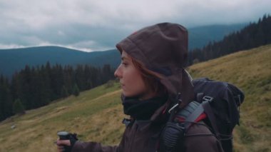 dağlarda hiking Genç beyaz kadın 