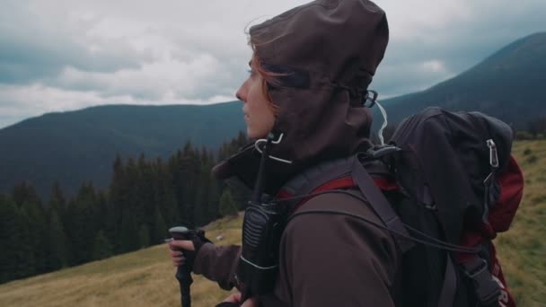 Νεαρή Γυναίκα Καυκάσιος Πεζοπορία Στα Βουνά — Αρχείο Βίντεο
