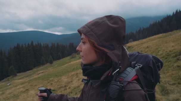 Caminhadas Femininas Caucasianas Jovens Nas Montanhas — Vídeo de Stock