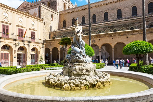 Monreale Kathedraal, uitzicht op fontein, in de buurt van Palermo — Stockfoto