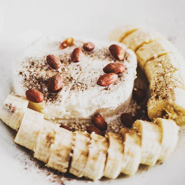porridge with banana and nuts
