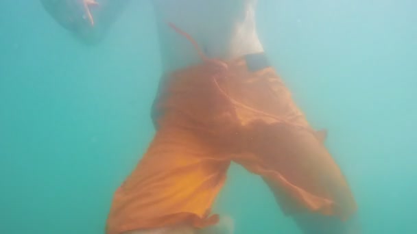 Plan sous-marin d'un homme nageant dans la mer — Video