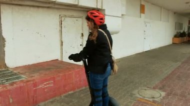 Kadın bir Segway sonra o sürme gittiğini