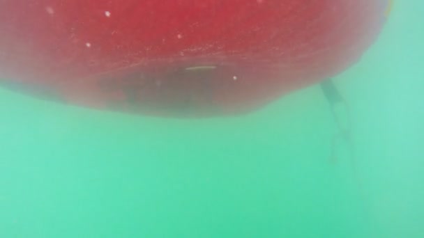 Unterwasser-Ansicht eines beweglichen aufblasbaren Rings, der im Wasser schwimmt — Stockvideo