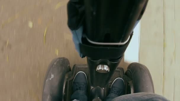 Hombre cabalgando en un Segway en el parque — Vídeos de Stock