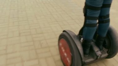 Kadın parkta bir Segway sürme