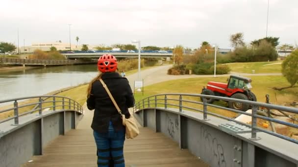 Жінка їзда на Segway у парку — стокове відео