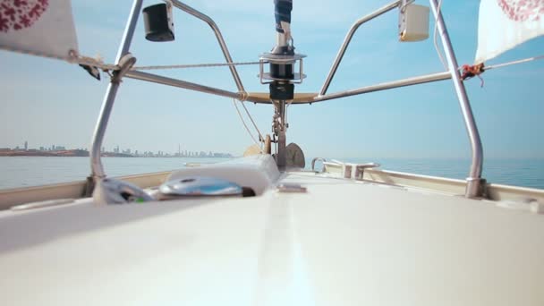 Bug eines Segelbootes, das im Mittelmeer segelt — Stockvideo