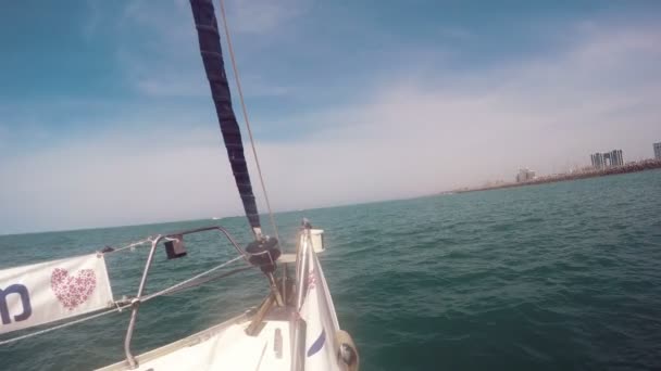 Proa de un velero que navega en el mar Mediterráneo — Vídeo de stock