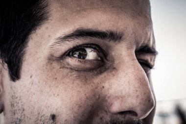 Yüzünde korkunç korkunç ürkütücü adam arıyorum kötü gözlü, portre