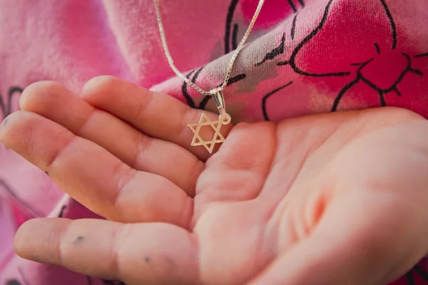 Necklace with the Star of David on a girl's hand — Stock Photo, Image