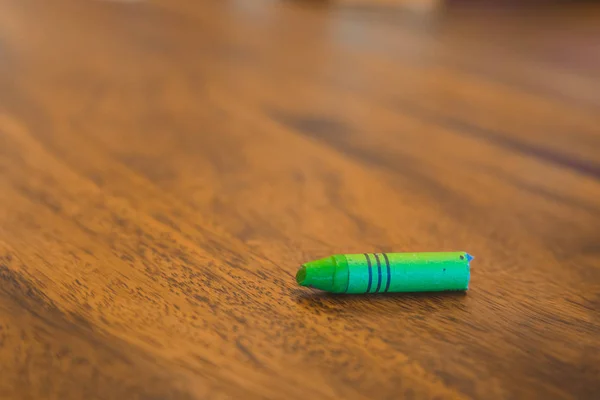 Crayón pastel de color verde sobre mesa de madera marrón — Foto de Stock