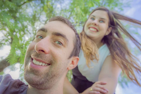 Paar macht alberne und lustige Gesichter beim Selfie-Foto — Stockfoto