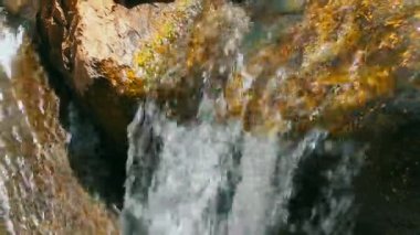 Çok hızlı akışı doğal şelale yakın çekim