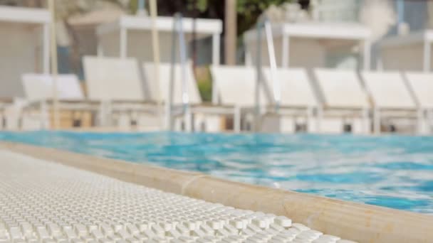 Fechar a piscina no resort — Vídeo de Stock