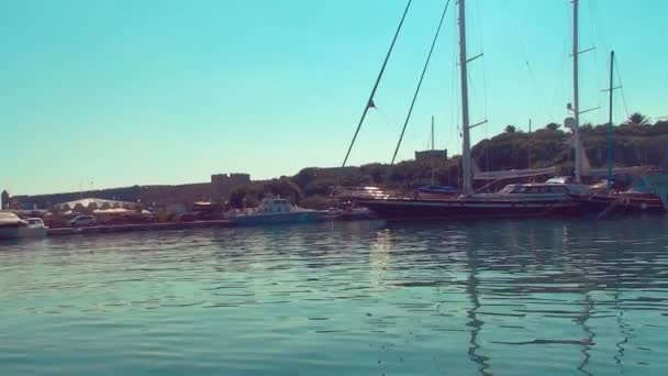 Bootsaufnahme von Yachten und Segelbooten am Hafen von Rhodos — Stockvideo