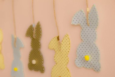 Duvarda asılı bez yamalar şeklinde tavşan