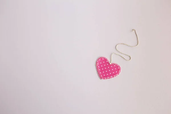 Parche de tela en forma de corazón sobre fondo blanco — Foto de Stock