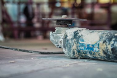 İnşaat alanında yerde taşlama tekerleği ekipman