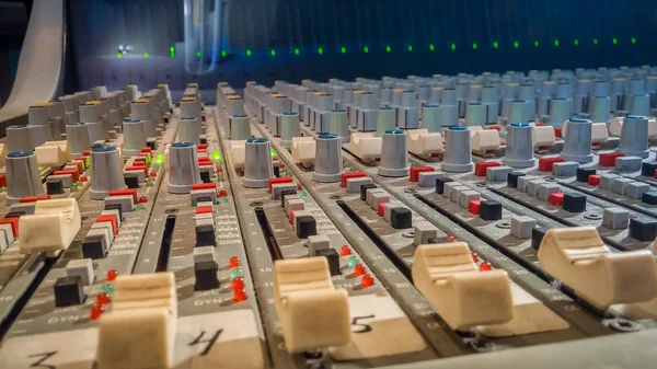 Professionell ljud mixer konsol med faders i inspelnings Studi — Stockfoto