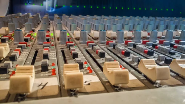 Consola de mezcla de audio profesional con faders en estudio de grabación — Foto de Stock