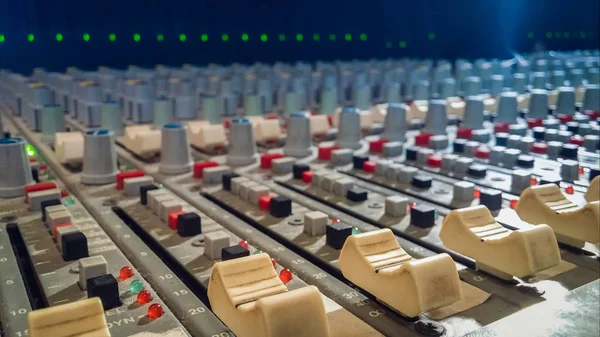 Professionell ljud mixer konsol med faders i inspelnings Studi — Stockfoto