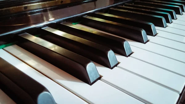 Gros plan sur les touches de piano — Photo