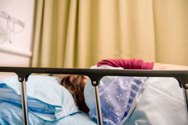 Patiente couchée sur un lit dans une chambre d'hôpital — Photo