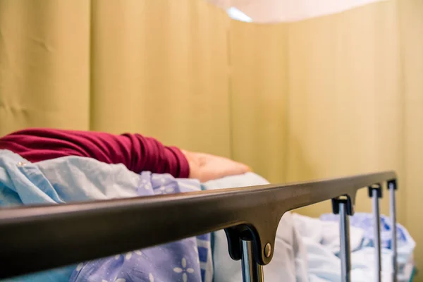Patiente couchée sur un lit dans une chambre d'hôpital — Photo