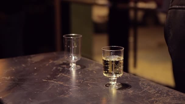 Malé sklenice šampaňského na stůl. — Stock video
