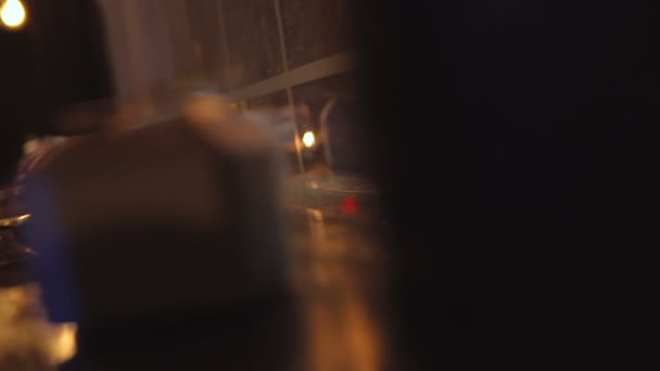 Bougie allumée sur la table lors d'un événement en soirée 