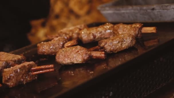 Chef preparando carne de res kebap en la parrilla en un evento social . — Vídeos de Stock
