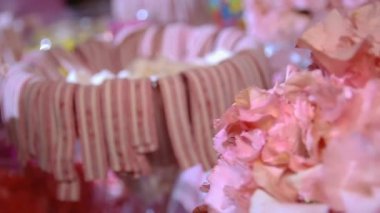 Renkli tatlı lezzetli sakızlı şeker çocuk doğum günü partisinde.