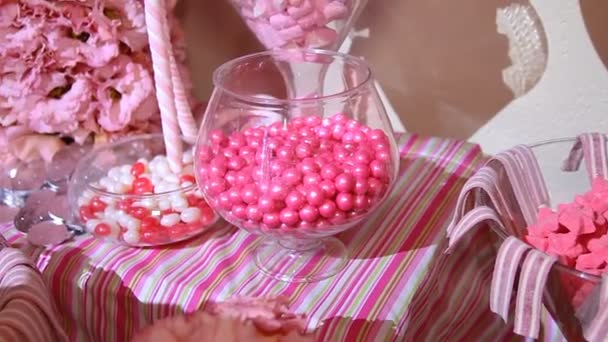 Bunte süße, leckere Gummibärchen bei Kindergeburtstag. — Stockvideo