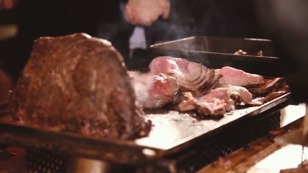 Šéfkuchař si tenké plátky masa hovězí uzené hrudí na servírovací podnos na společenskou akci — Stock video