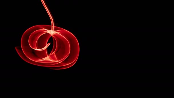 Líneas rojas curvadas abstractas brillantes - Luz pintada 4K video timelapse — Vídeos de Stock