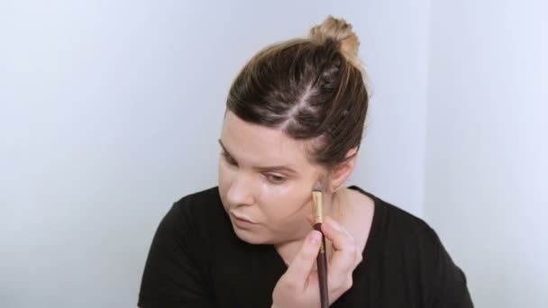 Belle jeune femme appliquant le maquillage . — Video