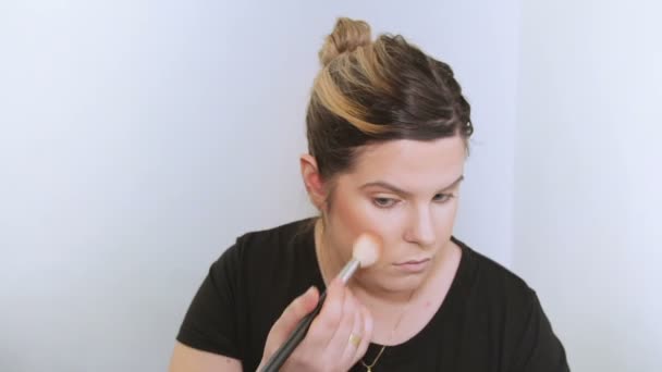 Vacker ung kvinna tillämpa makeup. — Stockvideo