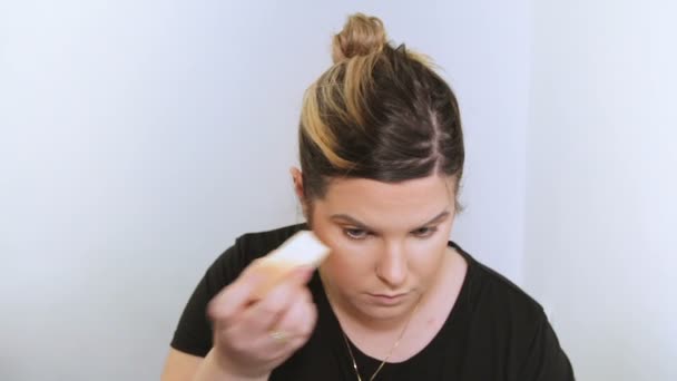 Hermosa mujer joven aplicando maquillaje . — Vídeos de Stock