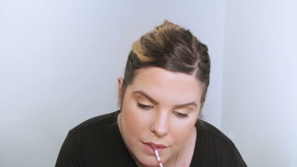 Schöne junge Frau beim Schminken. — Stockvideo