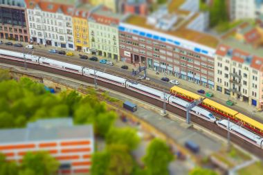 Berlin siluetinin S-Bahn ile havadan görünümü hızlı tren izler ve