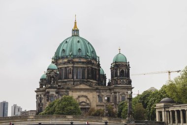 Berlin Cathedral bulutlu gün Berlin Almanya.