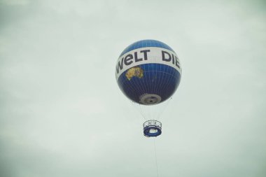 Sıcak hava balon sinek Berlin şehrinin gökyüzündeki