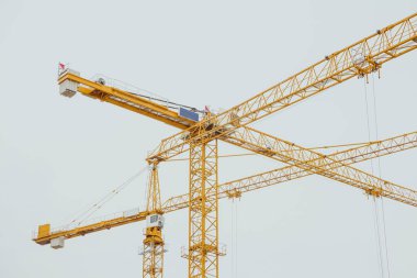 Birçok ber City'de kış günü İnşaat vinçleri sarı