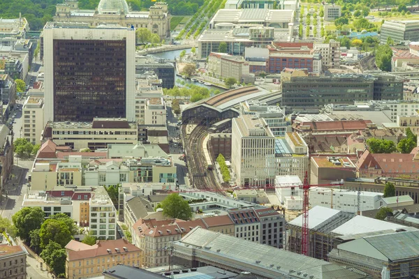 Veduta aerea dello skyline di Berlino con i binari S-Bahn treno rapido e — Foto Stock